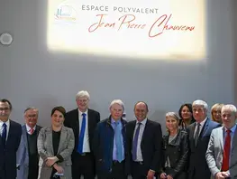 Photo de groupe pour l'inauguration de la salle Jean-Pierre Chauveau à Mamers