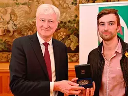 Remise de Médaille à Nicolas Bazire