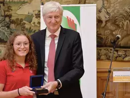 La remise de la médaille à Candy Brillère-Vétillard