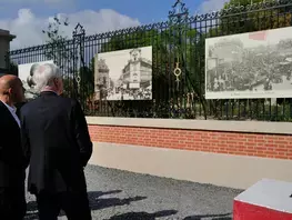 L'exposition "Le Mans en 1900" visible sur les grille du parc Victor Hugo