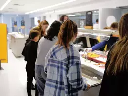 Au salad-bar, le collégien compose son assiette d'entrée 