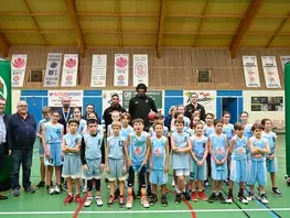 3 joueurs de l'équipe du MSB entraînent des jeunes basketteurs à Ruaudin