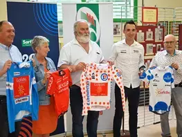 Nicolas Edet remet ses maillots au Musée du Vélo !