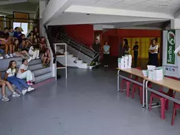 Distribution des chèques collèges et dictionnaires en Sarthe