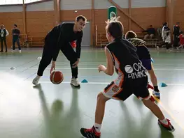 Joueurs du MSB au club de basket de Saint-Mars-d'Outillé