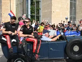 Les pilotes défilent dans les rues du Mans à l'occasion de la grande parade