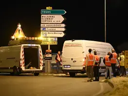Montage du circuit des 24 Heures du Mans par les agents du Département