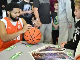 Dédicaces des joueurs du MSB avec le public de Mamers