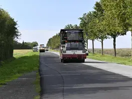 Machine réalisant des travaux d'enrobés sur une route départementale