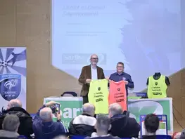 Chasubles distribuées par Olivier Sasso aux jeunes joueurs