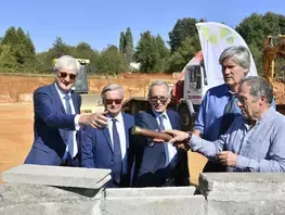 Pose de la première pierre de l'usine E4V du Mans
