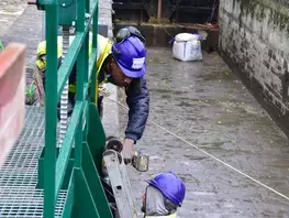 Lors des écourues, la porte de l’écluse de la Râterie a été remplacée