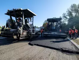 Arnage : Travaux d’enrobés sur le terre-plein central de la RD323 
