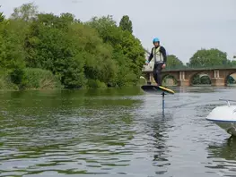 Une activité inédite en Sarthe : le surf électrique en rivière !
