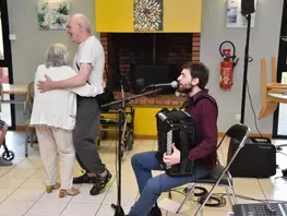 Europajazz : Le Têtes blanches Tour fait danser les Ehpad