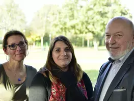 Sandra Vaupré, Émilie Marie, bibliothécaires, et Patrick Chabot, adjoint au maire.