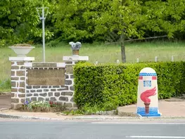 Une borne de la voie de la Liberté, à Cérans-Foulletourte