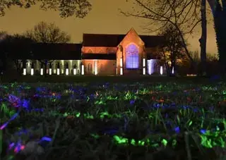 Du 28 novembre au 4 janvier 2026, le Département de la Sarthe invite au Voyage lumineux et sonore à l’Abbaye Royale de l’Épau !