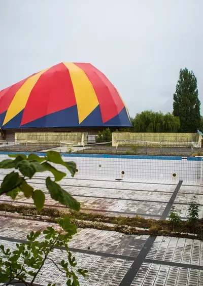 « DE LA PISCINE AU CHAPITEAU, HISTOIRE D’UNE RECONVERSION »