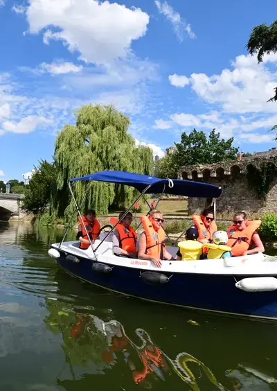 Bateau sur l'eau, la rivière, la rivière...