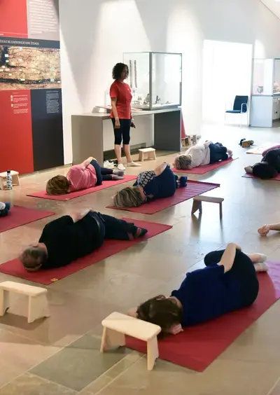 Séance de méditation au musée