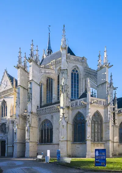 L’église Notre-Dame-des-Marais et la ville vue du haut de la tour-clocher