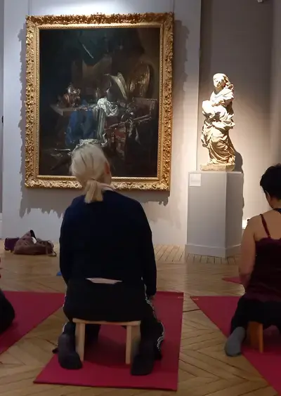 Séance de yoga au musée de Tessé