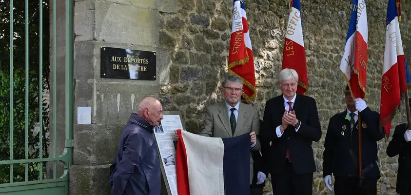 Une plaque pour se souvenir des déportés de la prison des Archives