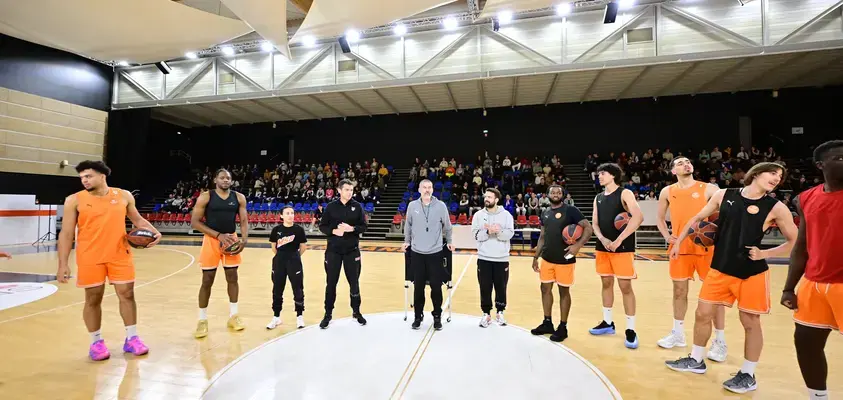 225 collégiens sarthois assistent à l'entraînement du MSB !
