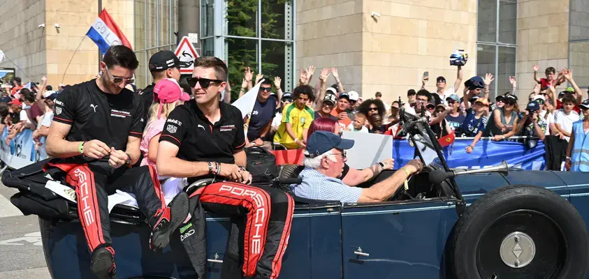 Les pilotes défilent dans les rues du Mans à l'occasion de la grande parade