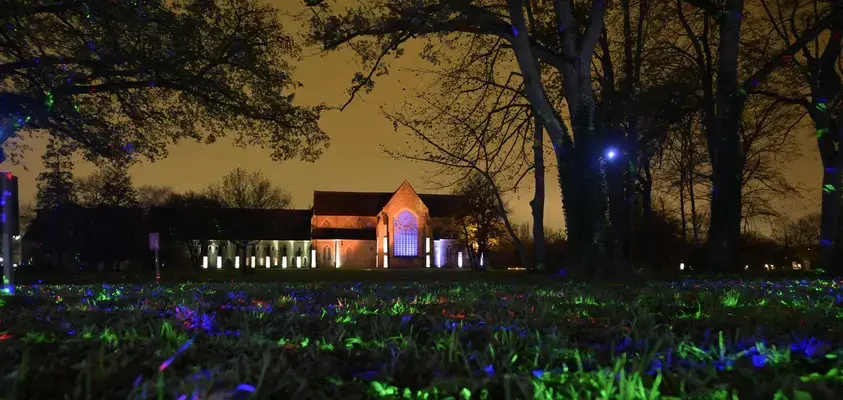 Voyage lumineux et sonore à l’Abbaye Royale de l’Épau !
