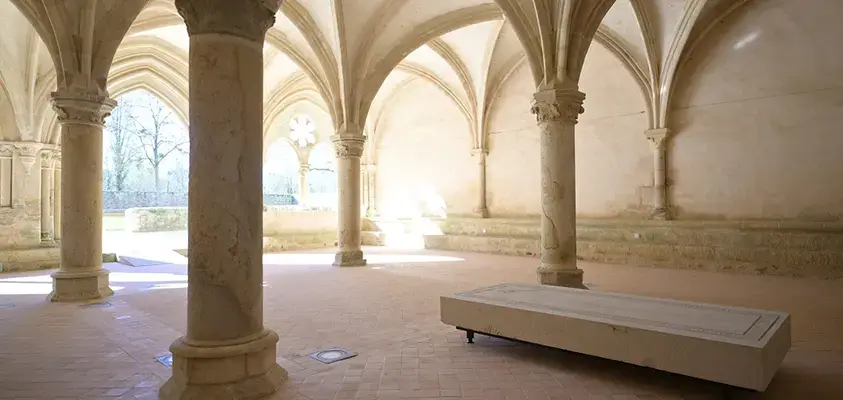 Un monument funéraire reconstitué à l’Abbaye Royale de l’Epau