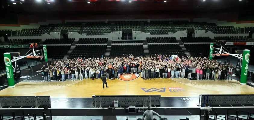 près de 800 élèves, issus de 18 collèges du département, ont participé à l’entraînement du Mans Sarthe Basket, à Antarès.