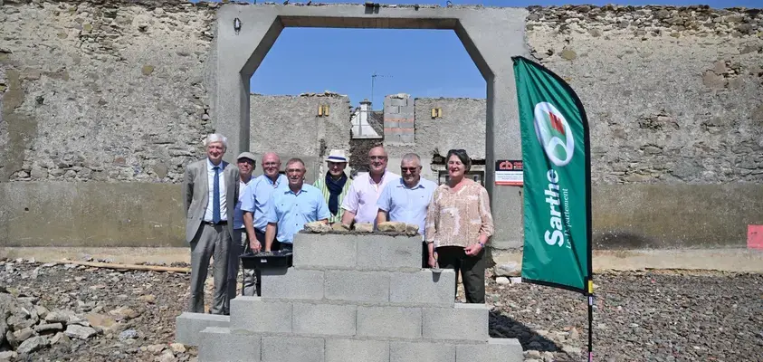 Pose de la première pierre de la future salle polyvalente à Saint-Ouen-de-Mimbré
