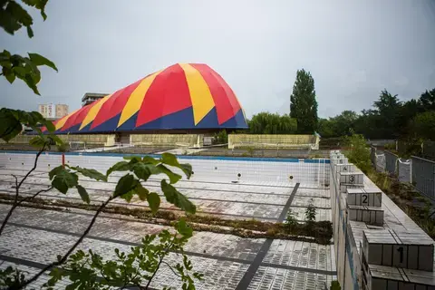 LE PLONGEOIR, PÔLE NATIONAL CIRQUE LE MANS : DE LA PISCINE AU CHAPITEAU