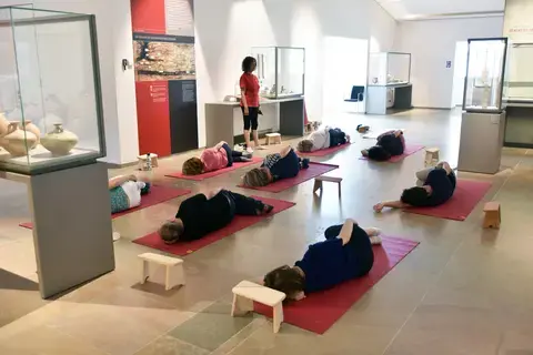 Séance de méditation au musée