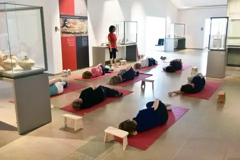 Séance de méditation au musée