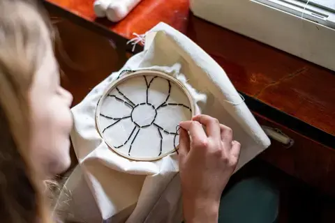 Atelier jeune public : Initiation à la broderie au Moyen Âge (dès 7 ans)