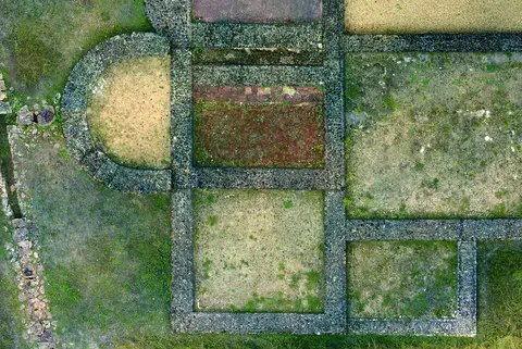 Visite des thermes du site archéologique de cherré