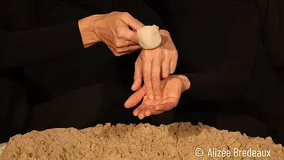 Grain de sable : théâtre de matière