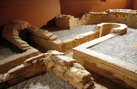 Les thermes romains (annule et remplace La Cité Plantagenêt)