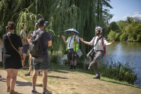 Visites décalées - Les visiteurs