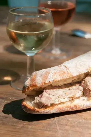 Apéro dans les vignes en compagnie d’un.e vigneron.ne !