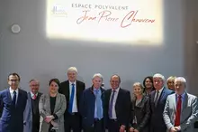 Photo de groupe pour l'inauguration de la salle Jean-Pierre Chauveau à Mamers
