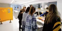 Au salad-bar, le collégien compose son assiette d'entrée 