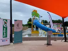 Espace extérieur du centre aquatique Ilebulle de La Flèche