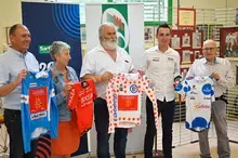 Nicolas Edet remet ses maillots au Musée du Vélo !