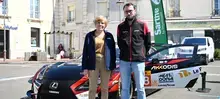 Arnold Robin et Marie Pierre Brosset devant la Lexus de son équipe