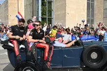 Les pilotes défilent dans les rues du Mans à l'occasion de la grande parade