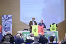 Chasubles distribuées par Olivier Sasso aux jeunes joueurs